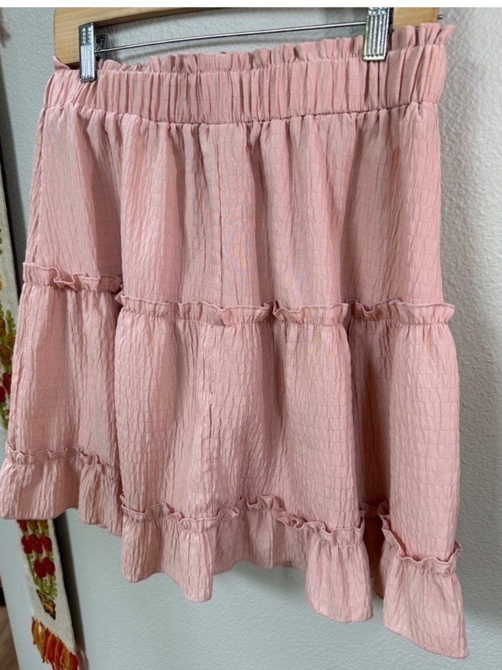 Ruffle tiered mini skirt in a pink crinkle fabric - Picture 3 of 7